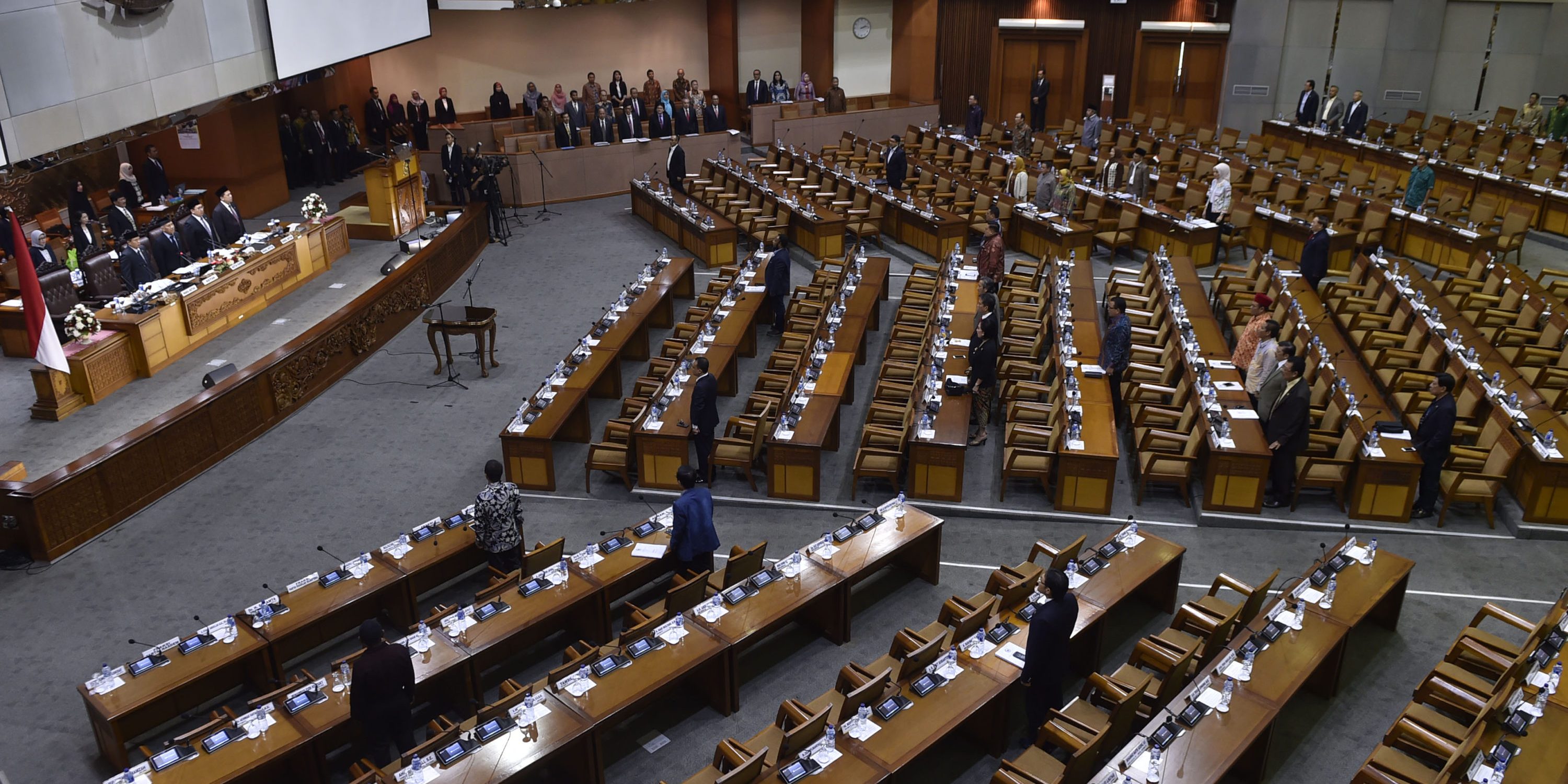 Anggota DPR mengikuti sidang paripurna ke-35 masa sidang V tahun 2015-2016 di Komplek Parlemen Senayan, Jakarta, Kamis (28/7).