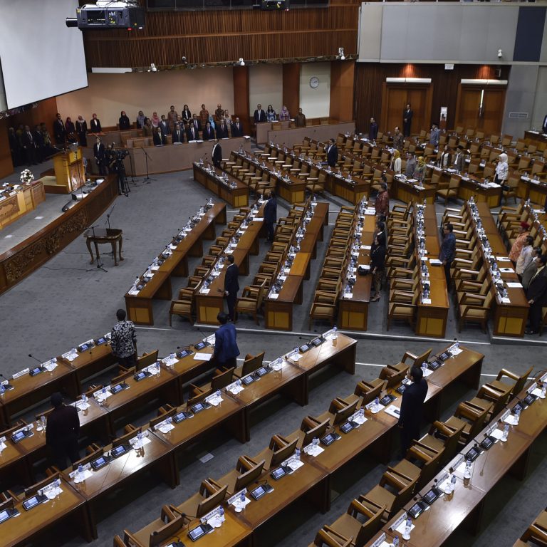 Anggota DPR mengikuti sidang paripurna ke-35 masa sidang V tahun 2015-2016 di Komplek Parlemen Senayan, Jakarta, Kamis (28/7).