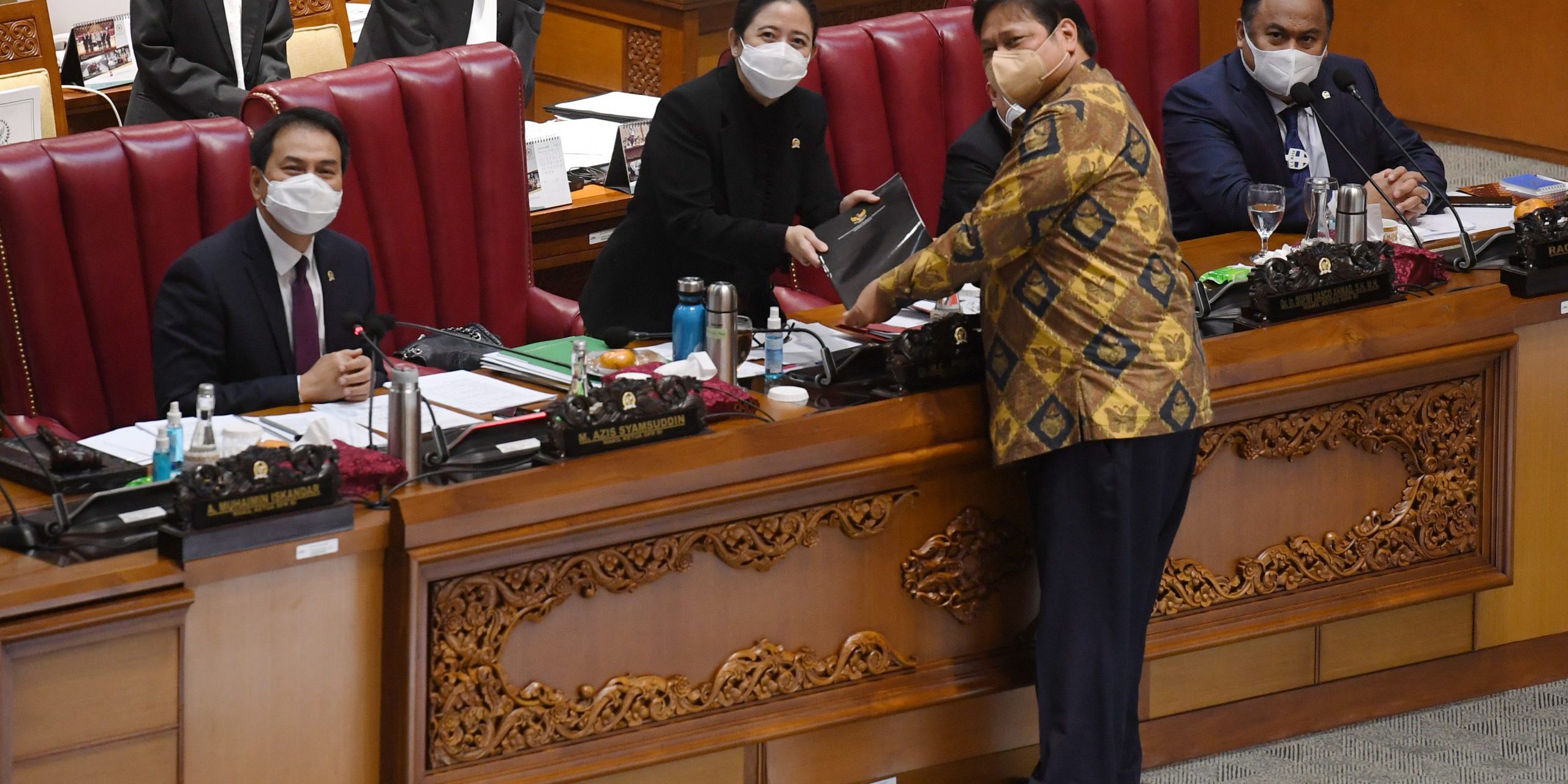 Menko Perekonomian Airlangga Hartarto (kedua kanan) menyerahkan berkas pendapat akhir pemerintah kepada Ketua DPR Puan Maharani (kedua kiri) saat pembahasan tingkat II RUU Cipta Kerja pada Rapat Paripurna