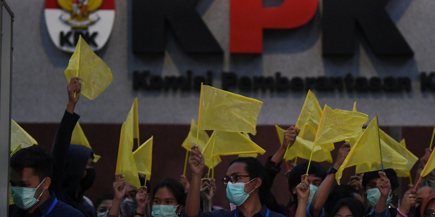 Anggota-Wadah-Pegawai-KPK-membawa-bendera-kuning-saat-melakukan-aksi-di-gedung-KPK-Jakarta
