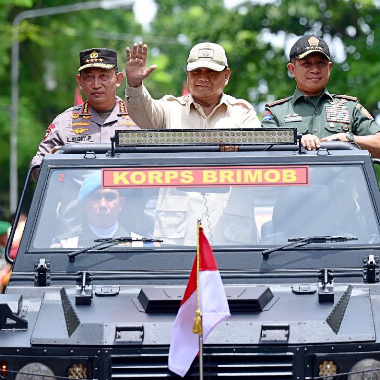 presiden_prabowo_bersama_dengan_kapolri_dan_panglima_tni-D4xA_large